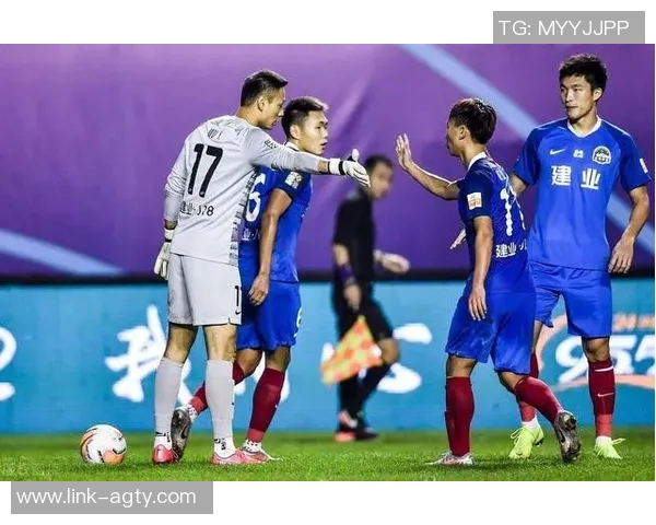 哈兰德错失绝佳机会左脚推射被大马丁轻松扑住